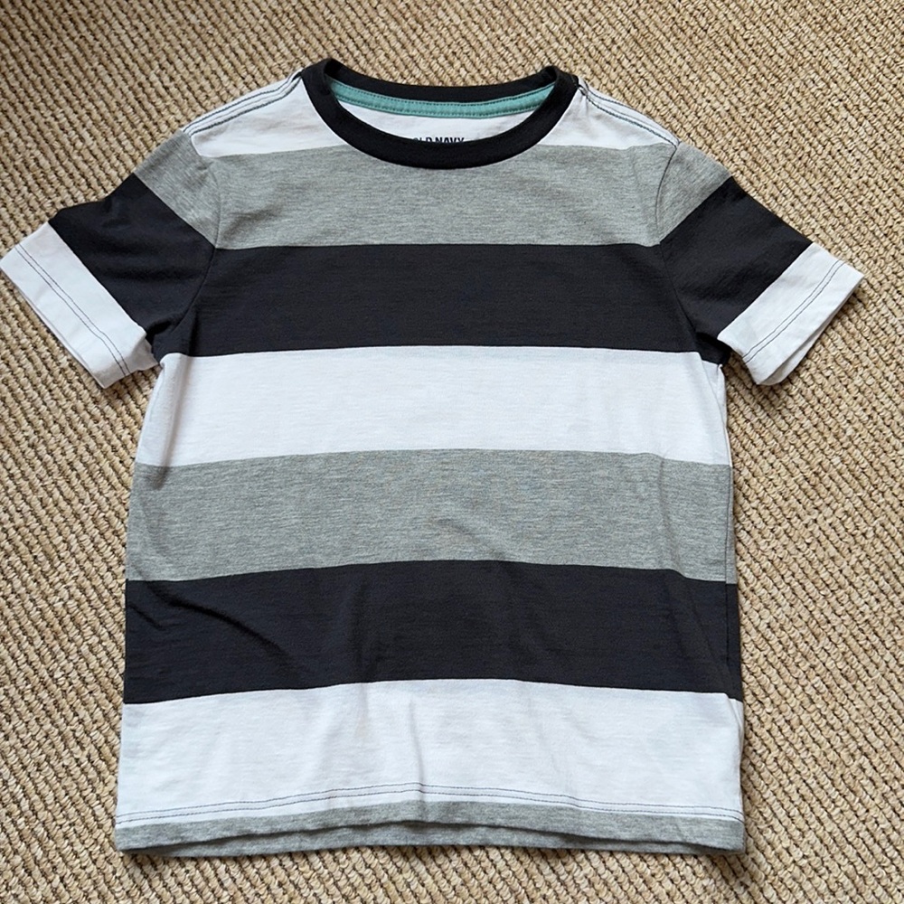 NWOT Old Navy grey and white stripe boys short sleeve shirt size small  6-7